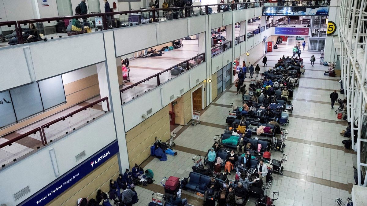 Nahá žena napadala cestující na letišti v Santiagu de Chile. Zaútočila i na policisty